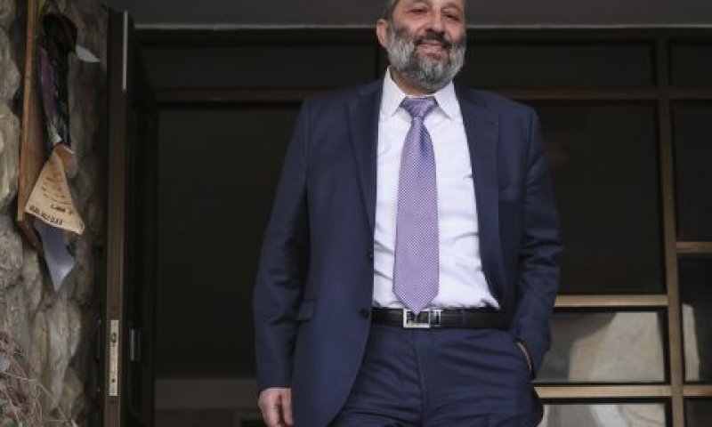 דרעי יוצא מפתח ביתו [צילום: פלאש 90]