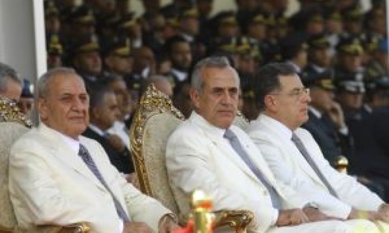 הנשיא מישל סולמיאן במרכז; ראש ממשלת לבנון פואד סניורה מימין [צילום: AP]