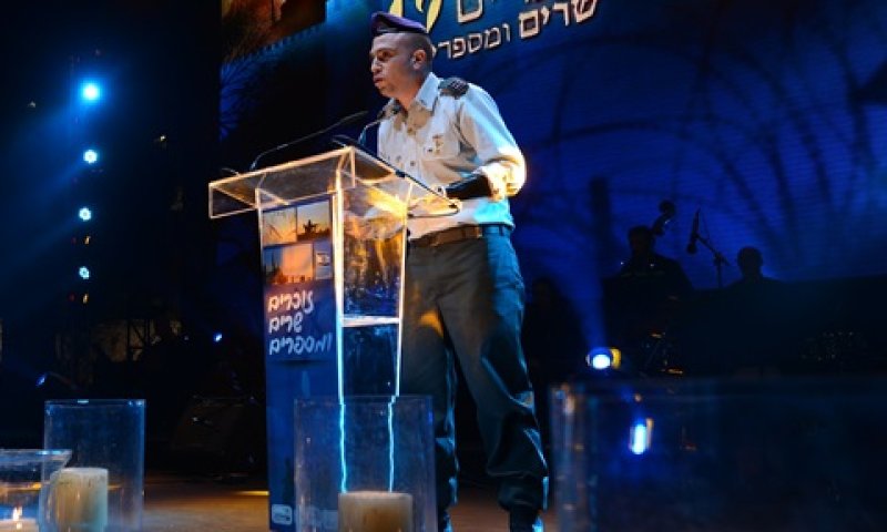 שילון. תודה עמוקה על הזכות לשרת [צילום: ישראל ברדוגו]