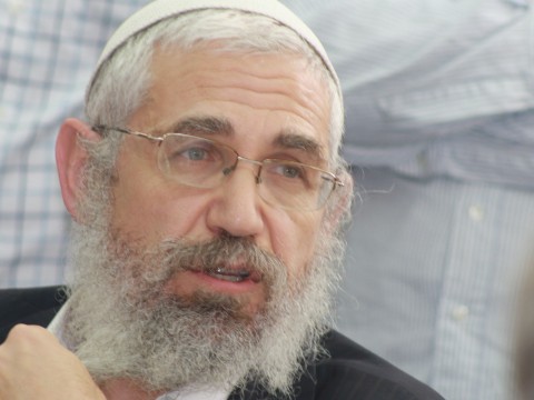 הרב אלון מוסר את ההודעה [צילום: איציק וולף]