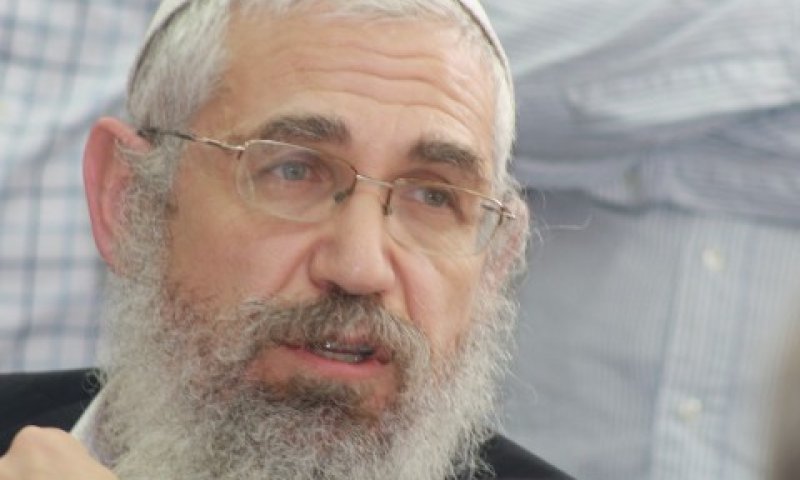 הרב מרדכי אלון במושבה מגדל [צילום: איציק וולף]