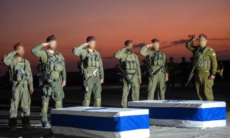 מעמד קבלת ארונותיהם של עמירם קופר ז"ל וסהר ברוך ז"ל, על-ידי כוח צה"ל [צילום: דובר צה''ל]