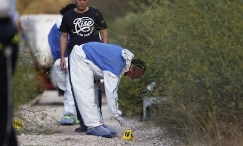 חוקרים בוחנים את זירת מציאת הגופה [צילום: פלאש 90]