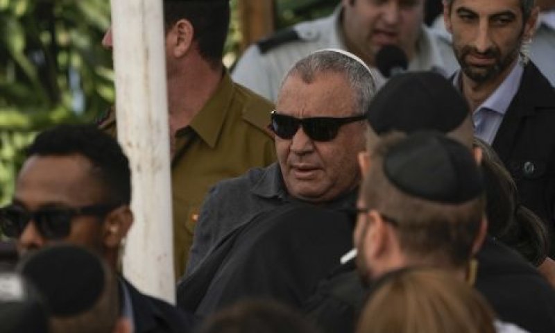 גדי איזנקוט בלוויית בנו [צילום: ליאו קוריאה/AP]