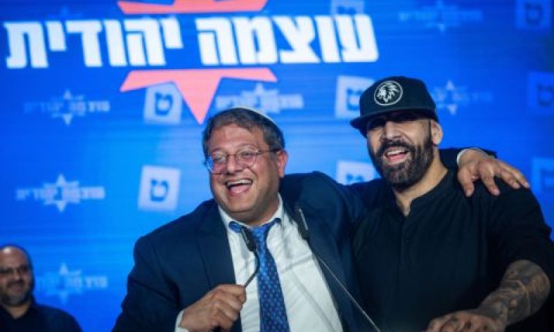 בן גביר מחובק עם "הצל" יואב אליאסי [צילום: יונתן זינדל/פלאש 90]