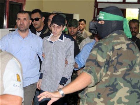 מוביל את גלעד שליט בשחרורו [צילום: AP]