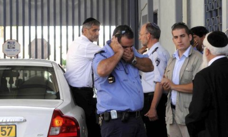 השר ישי בכניסה לבקר את בניזרי בכלא מעשיהו [צילום: פלאש 90]