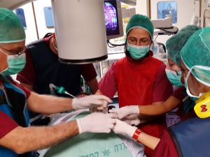 הצוות בזמן ההליך [צילום: באדיבות דוברות בי"ח הלל יפה]