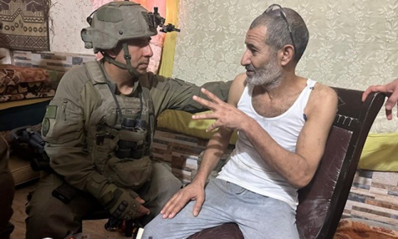 קאדי ומפקד אוגדה 162, תא״ל איציק כהן רגעים אחרי החילוץ [צילום: דובר צה"ל]