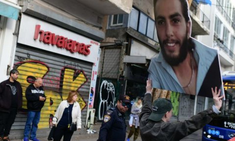 קרובי חטופים מפגינים בת"א [צילום: תומר נויברג/פלאש 90]