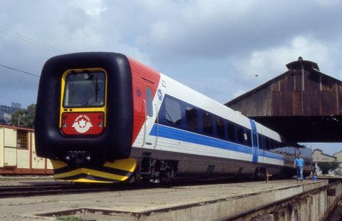 מערך קרונועי ה-IC3 הראשון, מס' 01, במוסך הרכבת הישן בחיפה ביום הגעתו לארץ [צילום: פול קוטרל]
