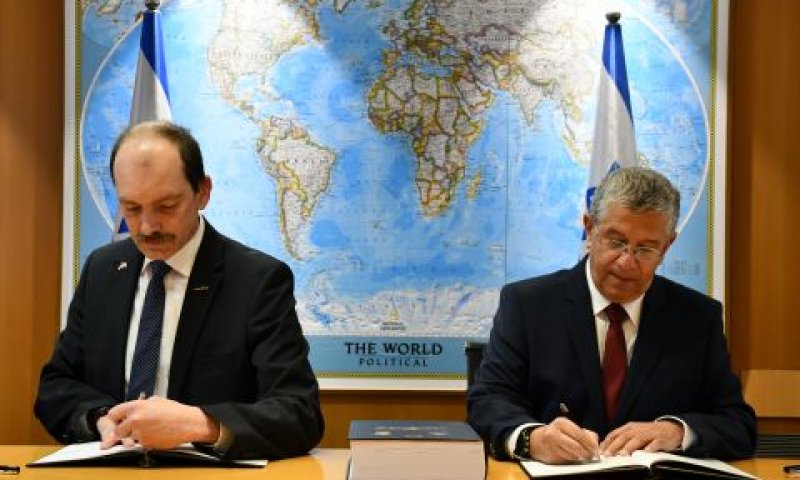 אמיר אשל ומנכ"ל חברת טיסנקרופ הגרמנית, ד"ר רולף וירץ [צילום: אריאל חרמוני]