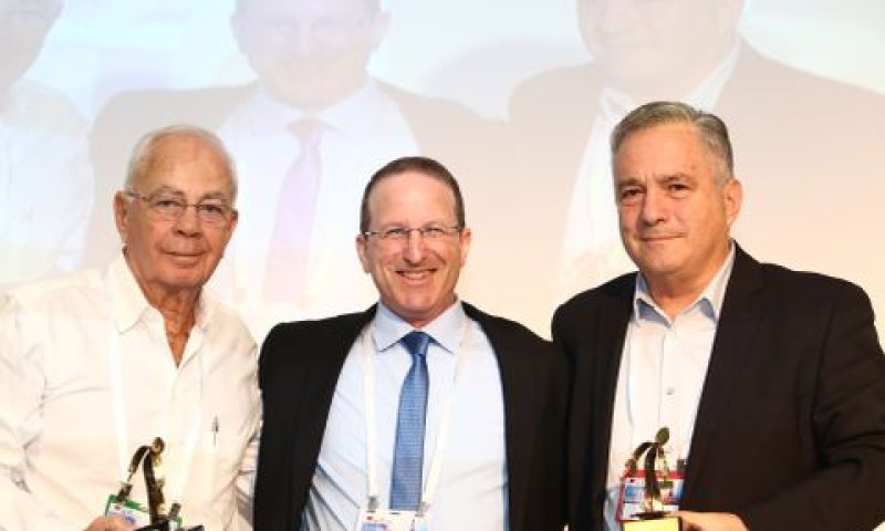 מימין לשמאל רפי טטרקה, דר עמית מור מארגן הועידה מעניק את הפרס, דן ורדי [צילום: יעל צור]