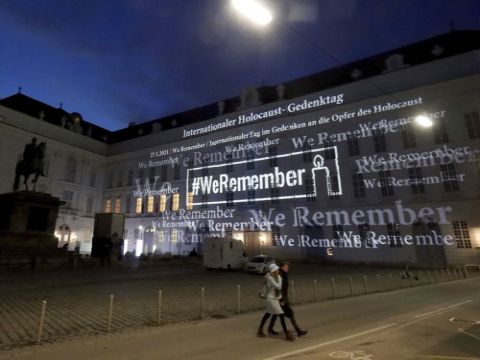 המילים '#WeRemember' מוצגות בחזית הפרלמנט האוסטרי בארמון הופבורג