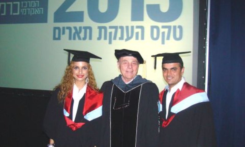 איקה וגיא עמר עם נשיא המרכז האקדמי כרמל פרופ' נחום ביגר [צילום: מרכז אקדמי כרמל, יחסי ציבור]