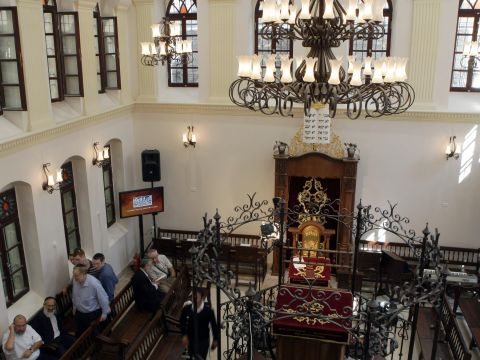 היכל בית הכנסת במבט מעזרת הנשים [צילום: פלאש 90]