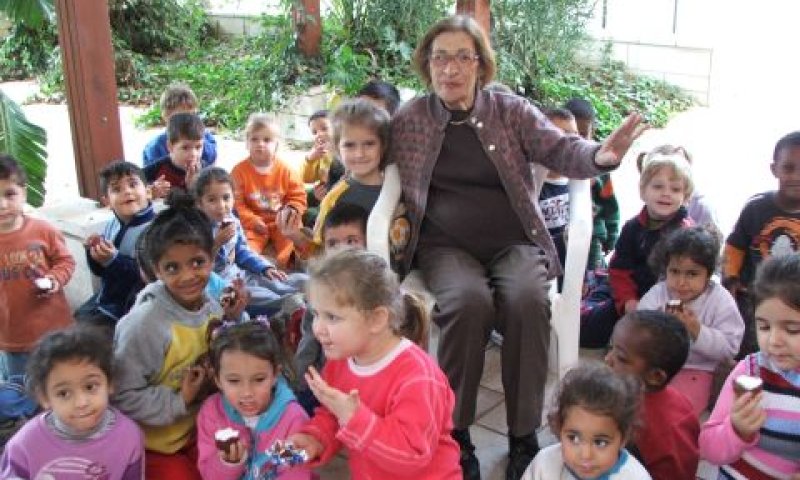 סבתא פלה עם ילדי "גן הדודה"