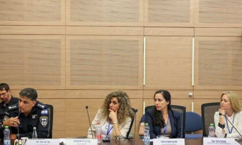 שרון רפפורט פליג'י, מיכל וילר טל, מירב לרובסקי, ניצב משנה הוד לוי. [צילום: נועם מושקוביץ/דוברות הכנסת]