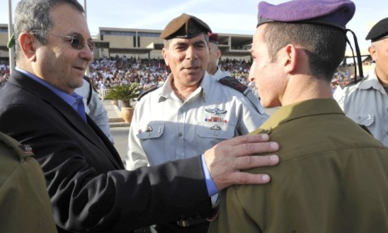 השר ברק עם קצין מצטיין מחטיבת גבעתי [צילום: דו"צ]