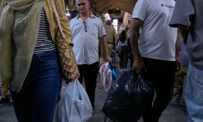 טהרן ביקשה שמות - וארה"ב נענתה. קונים בשוק טהרן [צילום: ואחיד סלמי/AP]
