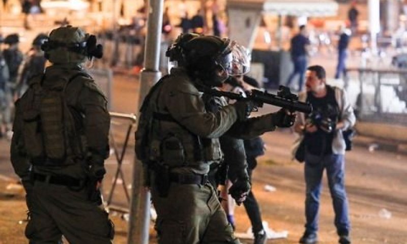 שוטרים בעימותים הערב במזרח ירושלים [צילום: אוליביה פיטוסי, פלאש 90]