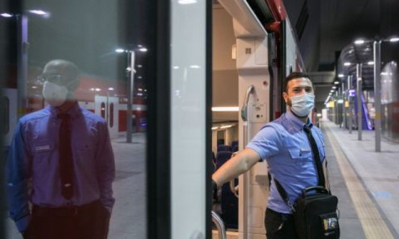 פקחים ברכבת [צילום: אוליביה פיטוסי/פלאש 90]