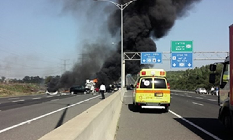 דליפת חומרים מסוכנים בכביש 1 [צילום: משה גלבשטיין, תיעוד מבצעי מד"א]
