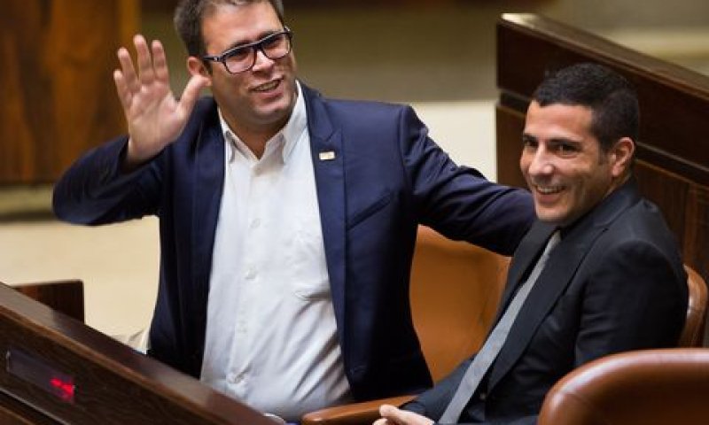 חזן (משמאל). סערה חדשה [צילום: יונתן סינדל/פלאש 90]