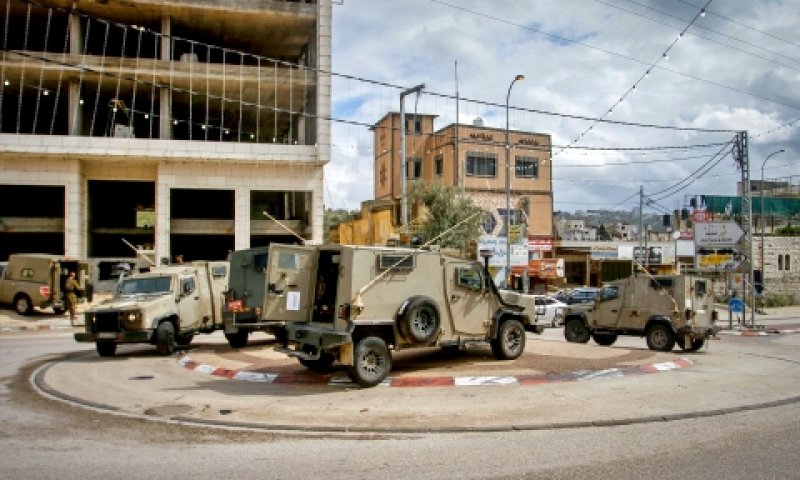 כוחות צה"ל בכיכר בחווארה [צילום: נאסר אישתיה, פלאש 90]
