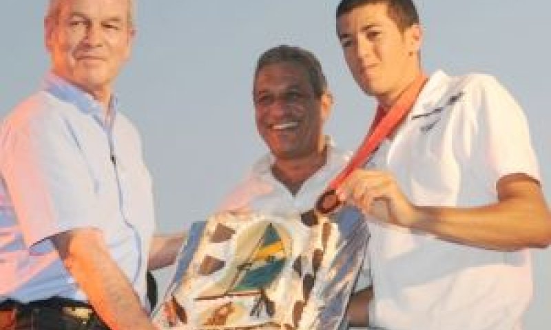 ראש מינהל קמפוס אילת, איתן ריהן, מגיש את העוגה המעוצבת למדליסט האולימפי שחר צוברי, בנוכחות ראש העיר אילת, מאיר יצחק הלוי [צילום: ליאב פלד]