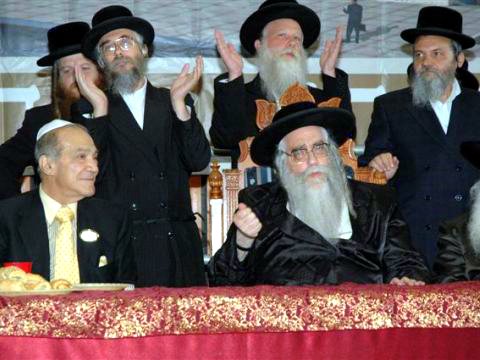 האדמו"ר מצאנז ולשמאלו סמי שמעון