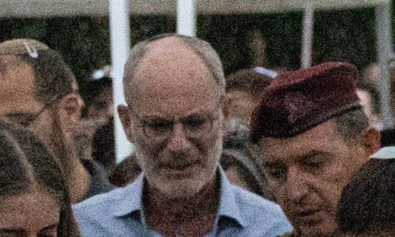 יחיאל לייטר בלוויית בנו [צילום: חיים גולדברג/פלאש 90]