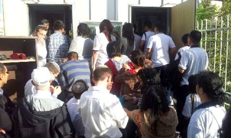 יהודים מחכים, תיירים עוברים חופשי [צילום: ארנון סגל]