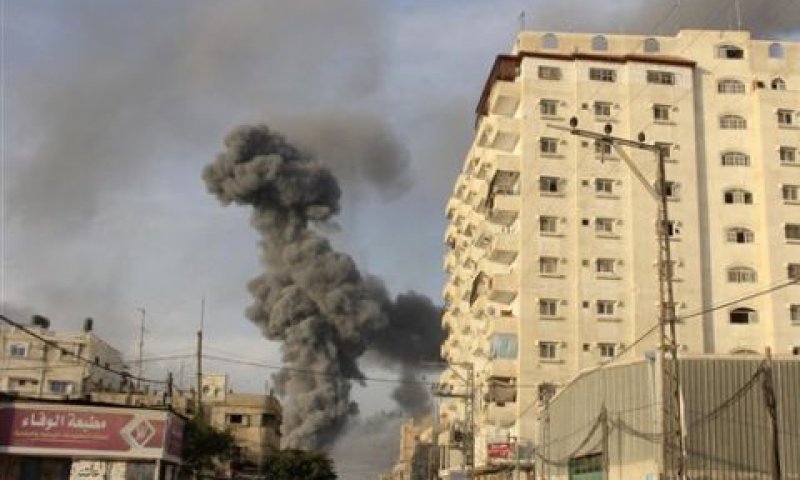נמשכות ההפצצות בעזה [צילום: AP]