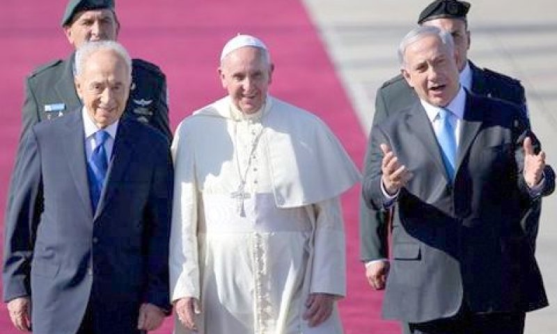 פרנציסקוס מלווה בנתניהו ובפרס [צילום: AP]
