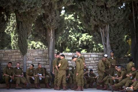 חיילים שהגיעו להתייחד עם הנופלים [צילום: AP]