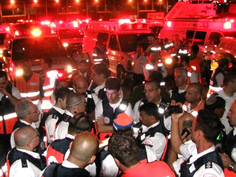 מנכל מד"א אלי בין מתדרך את הכוחות [צילום: דוברות מד"א]