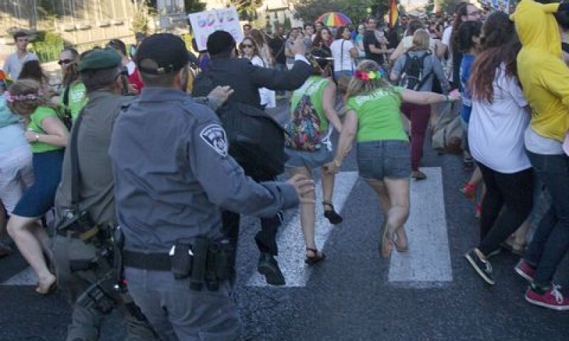 רגעי הדקירה בירושלים [צילום: סבסטיאן שיינר/AP]