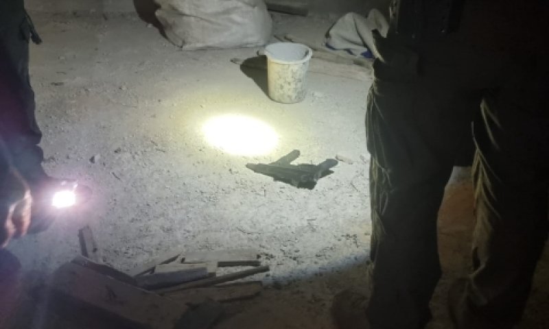 נשק מסוג קרלו נמצא במבנה שממנו יצא המחבל [צילום: דוברות המשטרה]