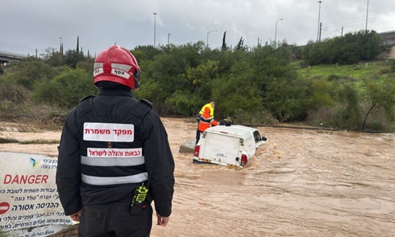 פעולות חילוץ רכב בשיטפון בנחל ענבה [צילום: דוברות כיבוי והצלה]