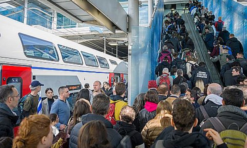 עומסים כבדים ברכבות במרכז [צילום: אריק מרמון/פלאש 90]