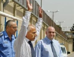 ואנונו מנופף לתומכיו [צילום: AP]