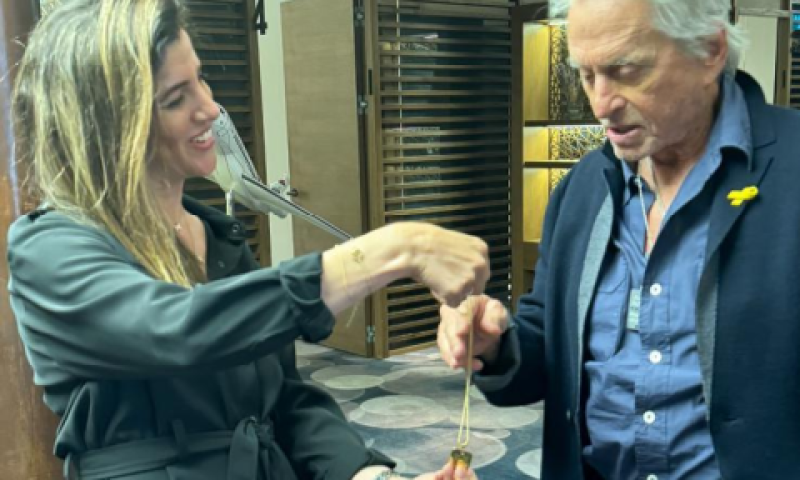 מייקל דאגלאס עם מנכ״לית טרמינל פתאל[צילום: באדיבות פתאל טרמינל]