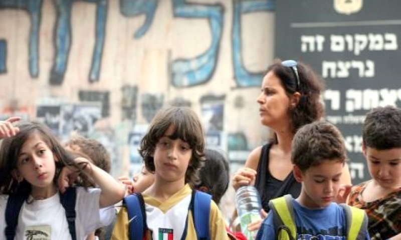 אנדרטת הזיכרון ליצחק רבין. למצולמים אין קשר לכתבה [צילום: פלאש 90]