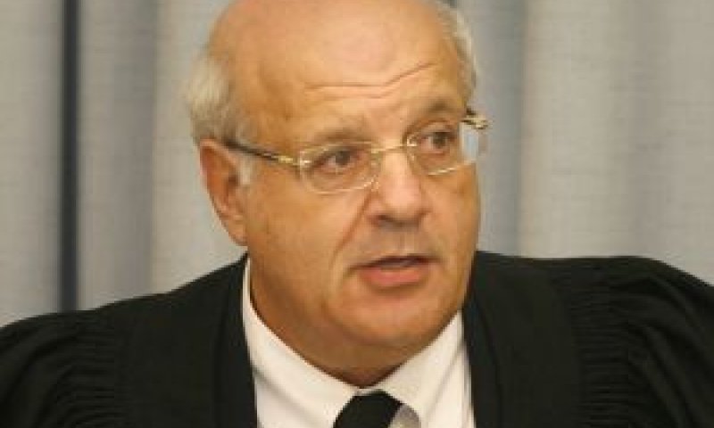 מלצר. המוציא מחברו עליו הראיה [צילום: פלאש 90]