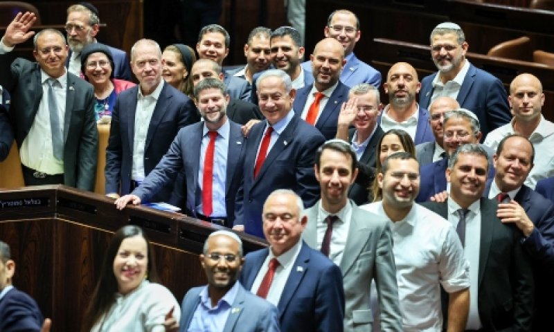 נתניהו, סמוטריץ' וחברי קואליציה אחרי אישור התקציב [צילום: יונתן זינדל, פלאש 90]