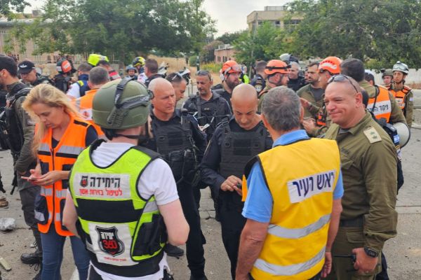 הערכת מצב בשטח בהשתתפות ראש העיר, נציגי פיקוד העורף, צה"ל, משטרת ישראל ומפקד יחידה 360 – זק"א [צילום: דוברות זק"א]
