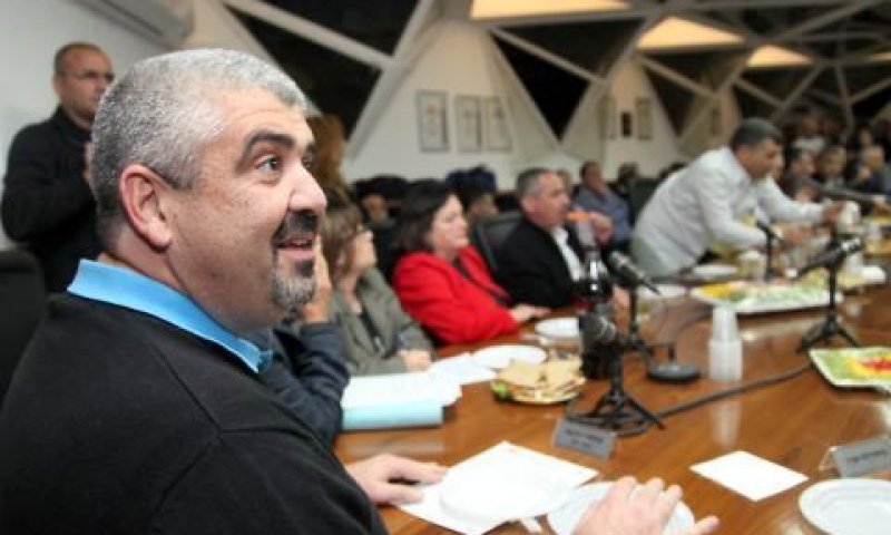 לחיאני. מגן על גיסתו [צילום: פלאש 90]