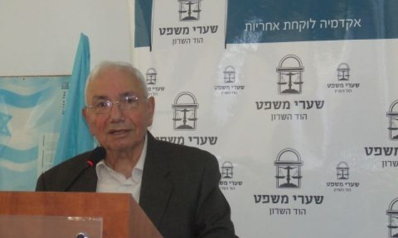 מצא. יו"ר ועדת הבחירות איננו מהאו"ם