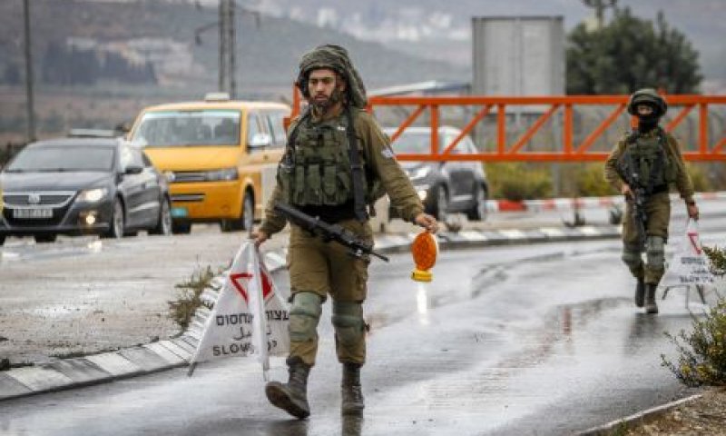 חיילים במחסום חווארה ליד שכם [צילום: נאסר אישתיה/פלאש 90]
